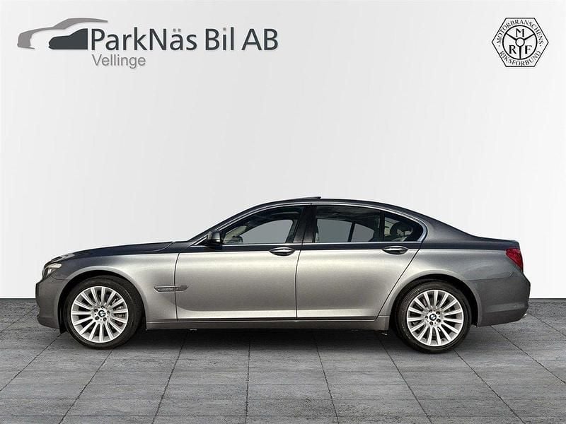 Grå Begagnad 2012 BMW 730 Sport Line Sedan | 179 900 kr - Bild 1/4