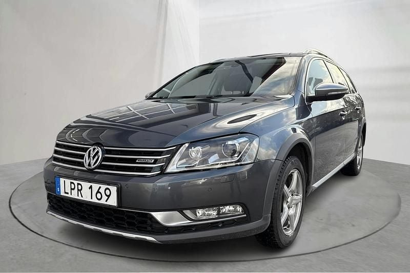 Mörkgrå Begagnad 2015 VW Passat Alltrack Kombi | 119 800 kr (Superpris) - Bild 1/4