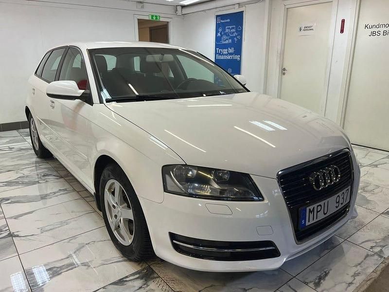 Begagnad Audi A3 Attraction 105 HK (77 kW) 2011 Vit Halvkombi