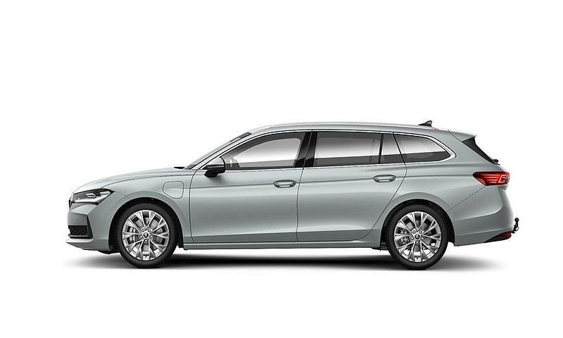 Silver (pebble silver metallic) Ny 2025 Skoda Superb Selection Kombi | 490 300 kr (Dyr) - Bild 1/4