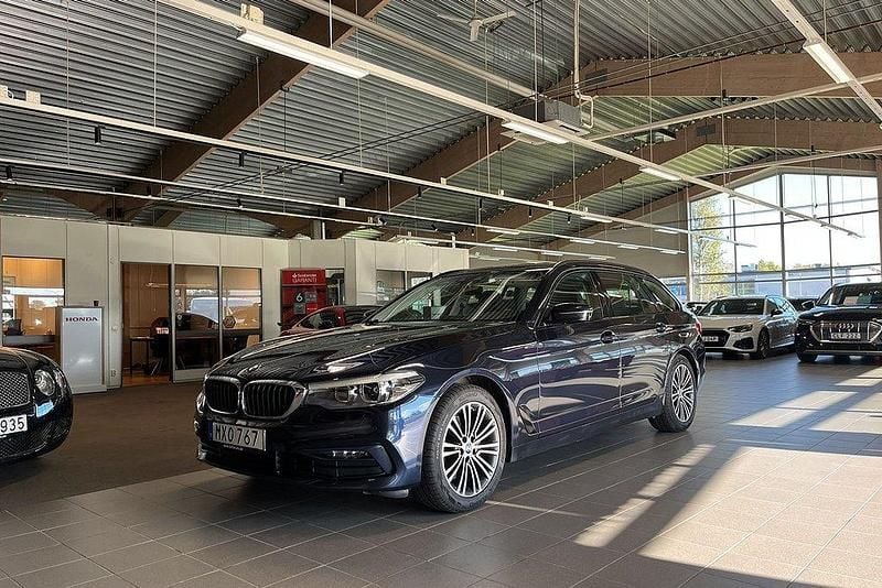 Blå (blåmetallic) Begagnad 2019 BMW 520 Sport Line Kombi | 282 900 kr (Bra pris) - Bild 1/4