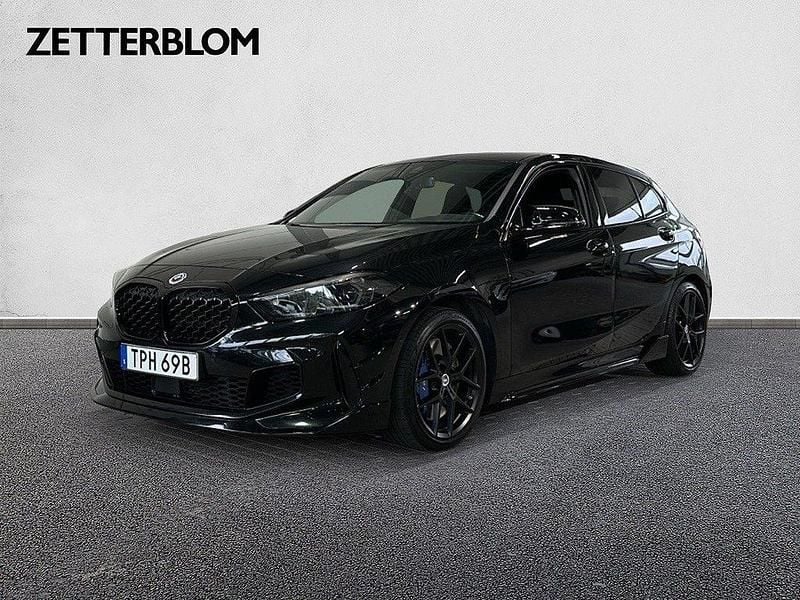 Svart Begagnad 2022 BMW M135 Shadowline Halvkombi | 489 900 kr - Bild 1/4