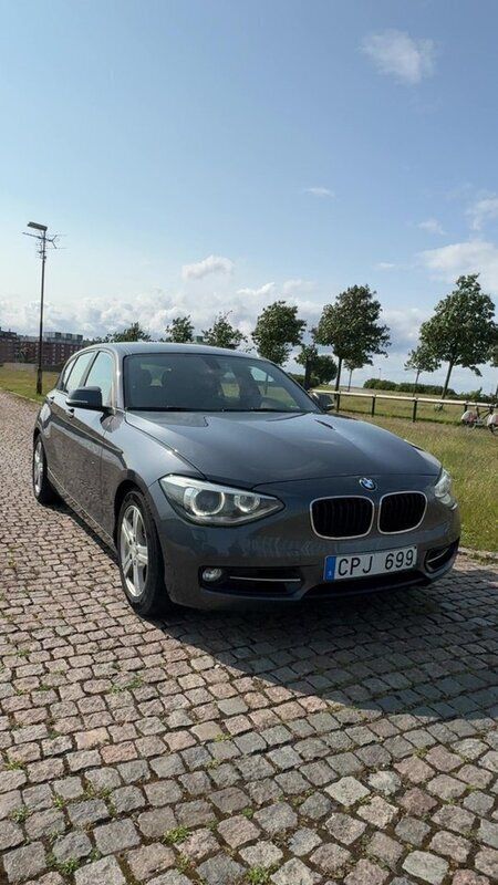 Grå Begagnad 2012 BMW 120 Sport Line Halvkombi | 84 999 kr (Lite dyr) - Bild 1/4
