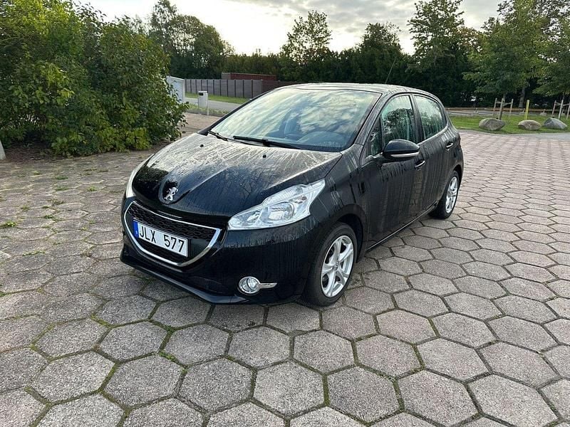 Svart Begagnad 2013 Peugeot 208 Halvkombi | 62 000 kr (Marknadspris) - Bild 1/4