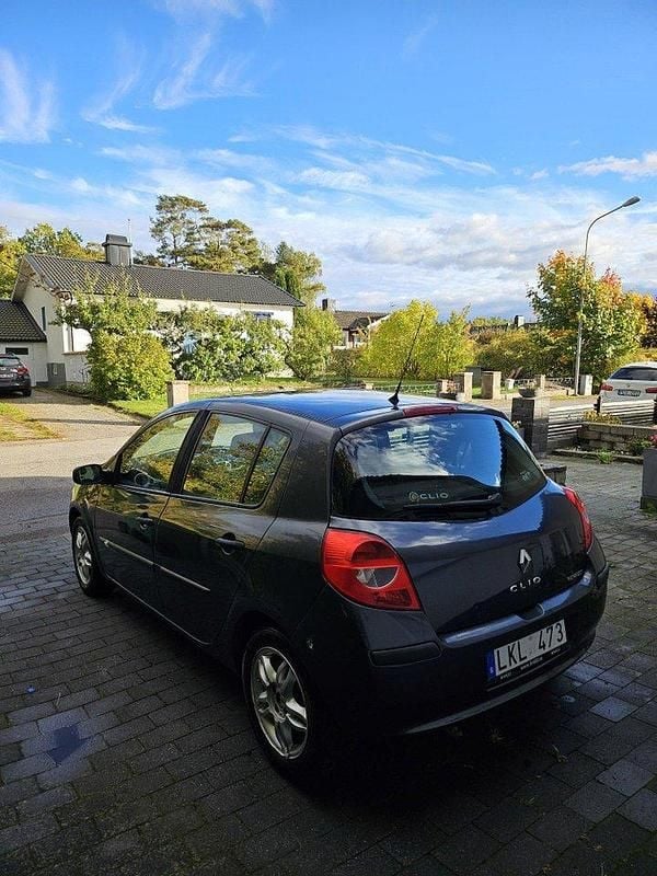 Grå Begagnad 2007 Renault Clio R.S. Halvkombi | 21 500 kr (Marknadspris) - Bild 1/4