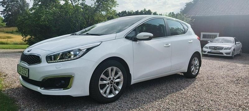 Vit Begagnad 2018 Kia Ceed Halvkombi | 100 000 kr (Marknadspris) - Bild 1/4