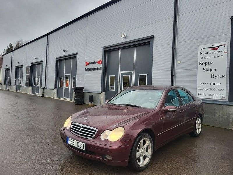 Röd Begagnad 2006 Mercedes C180 Avantgarde Sedan | 29 500 kr (Marknadspris) - Bild 1/4