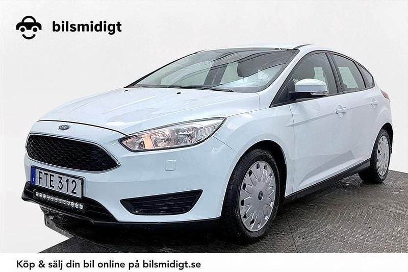 Vit Begagnad 2017 Ford Focus Trend Halvkombi | 97 700 kr (Marknadspris) - Bild 1/3