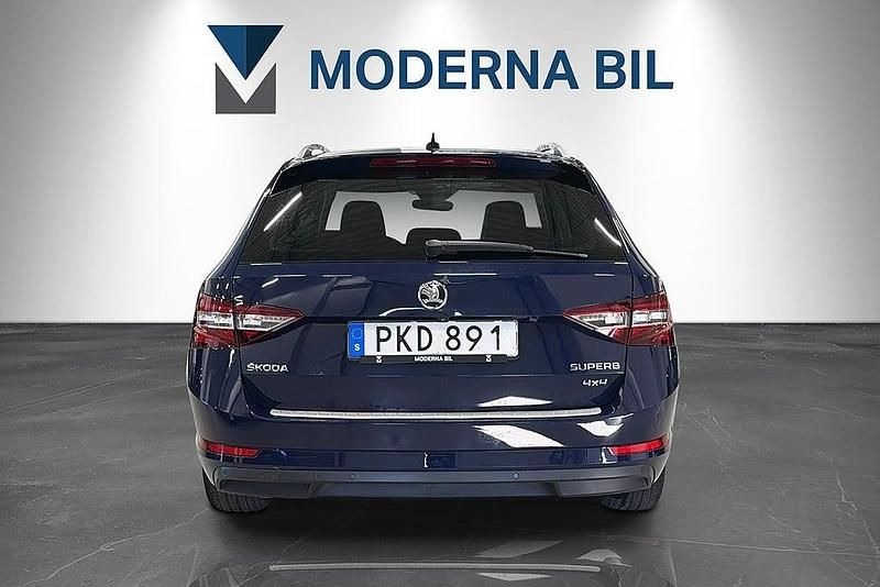 Begagnad Skoda Superb Business Line 190 HK (139 kW) 2017 Blå Kombi