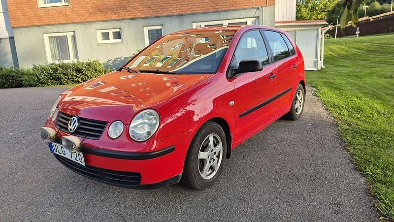 Röd Begagnad 2004 VW Polo Basis Halvkombi | 20 900 kr (Marknadspris) - Bild 1/4