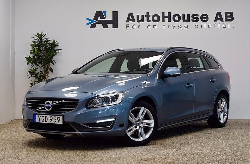 Ljusblå Begagnad 2016 Volvo V60 Momentum Kombi | 179 000 kr (Marknadspris) - Bild 1/4
