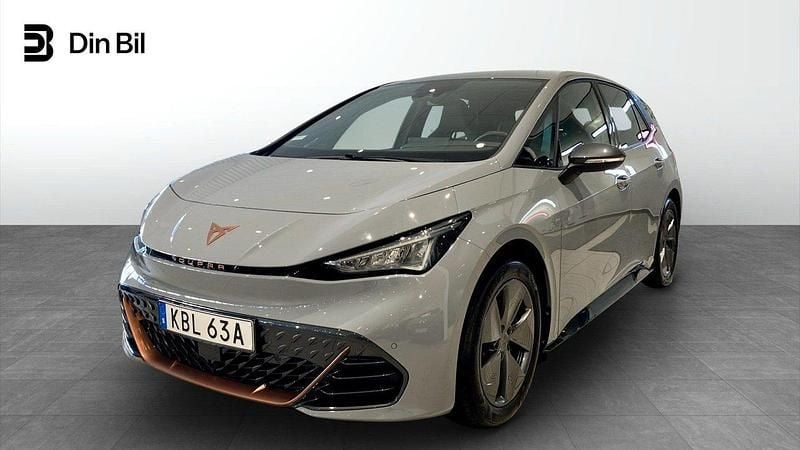 Ljusgrå (vaporgrau) Begagnad 2023 Cupra Born Halvkombi | 274 900 kr (Marknadspris) - Bild 1/4