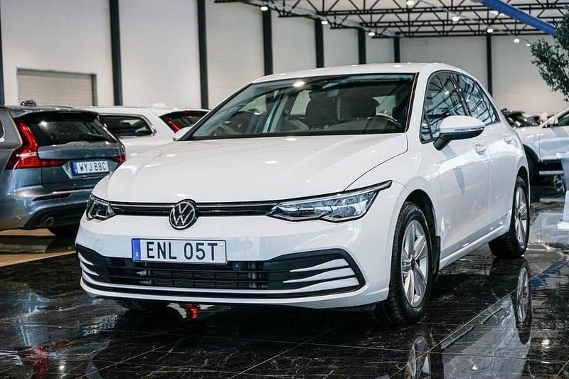 Begagnad VW Golf VIII IQ Drive 110 HK (80 kW) 2021 Vit Halvkombi