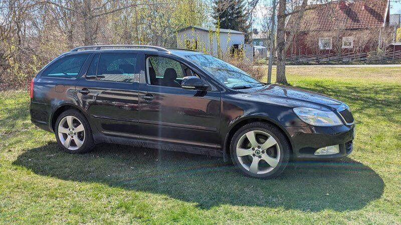 Svart Begagnad 2011 Skoda Octavia Elegance Kombi | 32 000 kr (Marknadspris) - Bild 1/4