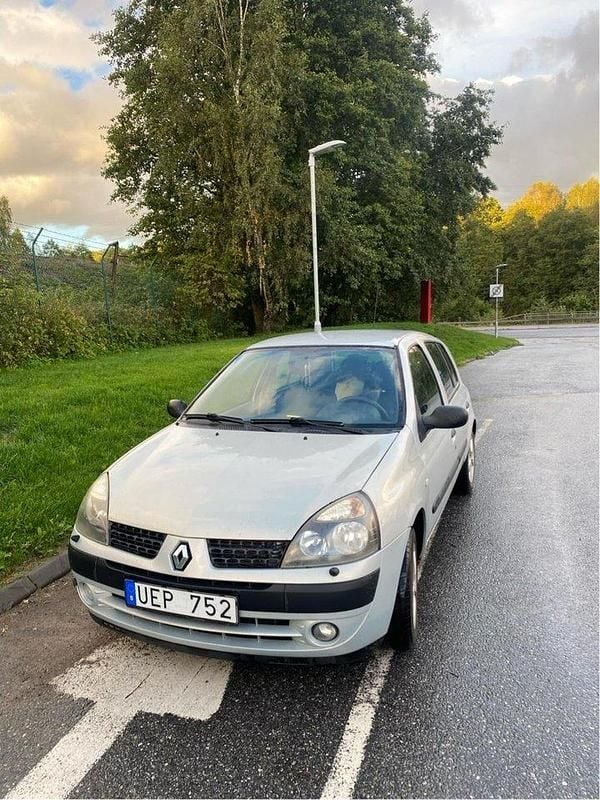 Grå Begagnad 2003 Renault Clio II Expression Halvkombi | 12 500 kr (Bra pris) - Bild 1/4