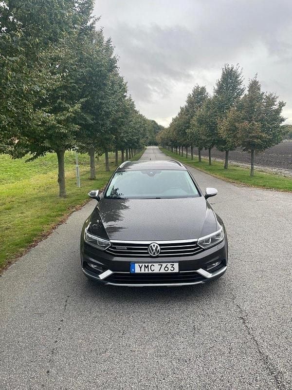 Brun Begagnad 2017 VW Passat Alltrack Kombi | 159 900 kr (Bra pris) - Bild 1/4