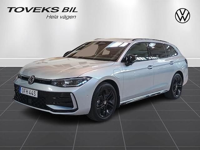 Silver (oyster silver metallic) Begagnad 2025 VW Passat R-line Kombi | 519 900 kr - Bild 1/4