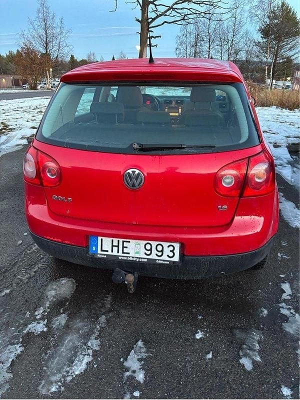 Röd Begagnad 2007 VW Golf V Trendline Halvkombi | 30 000 kr (Marknadspris) - Bild 1/4