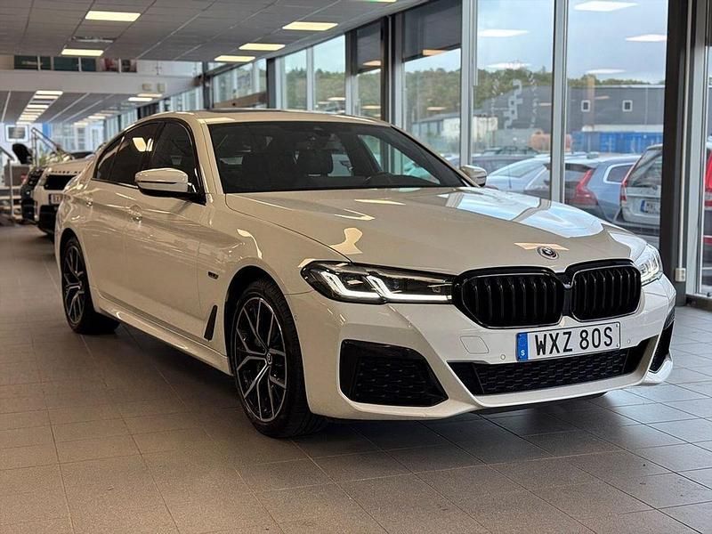 Vit Begagnad 2023 BMW 530e M Sport Sedan | 439 900 kr (Marknadspris) - Bild 1/3