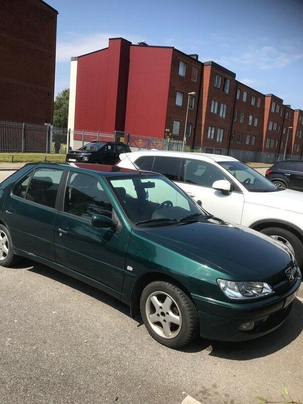 Grön Begagnad 2000 Peugeot 306 Halvkombi | 17 000 kr - Bild 1/3