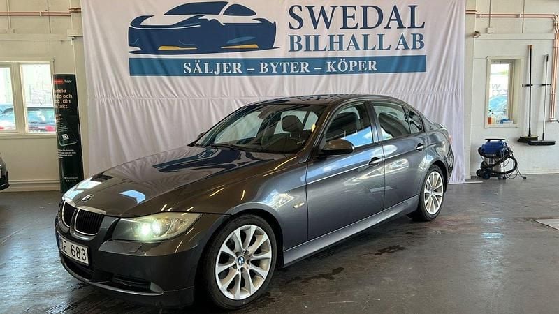 Grå Begagnad 2008 BMW 320 Comfort Edition Sedan | 54 800 kr (Marknadspris) - Bild 1/4