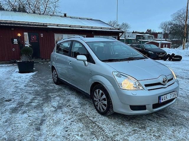 Begagnad Toyota Corolla Verso 110 HK (80 kW) 2004 Silver Minibuss