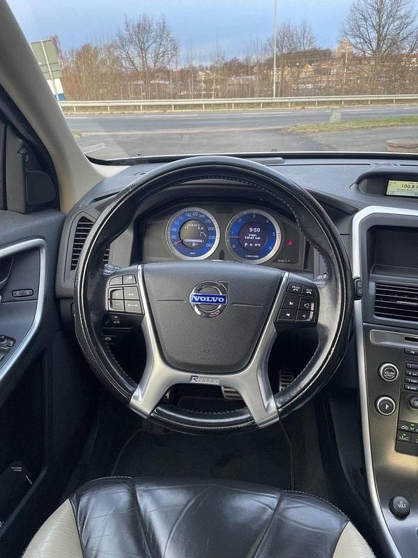 Silver Begagnad 2010 Volvo XC60 R-Design SUV | 80 000 kr (Bra pris) - Bild 1/4