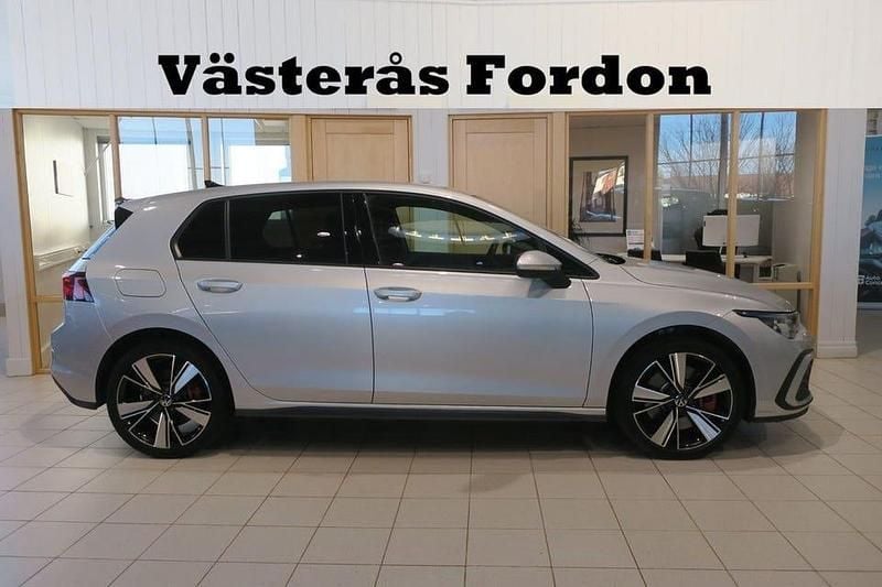 Silver Begagnad 2020 VW Golf VIII GTE Halvkombi | 295 900 kr (Dyr) - Bild 1/4