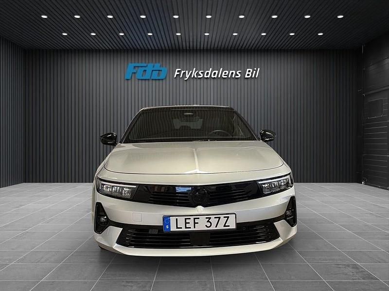 Grå Begagnad 2024 Opel Astra Halvkombi | 259 000 kr (Lite dyr) - Bild 1/4
