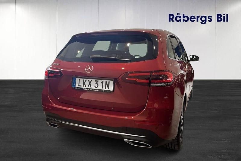 Begagnad Mercedes B180 136 HK (100 kW) 2022 Röd Minibuss