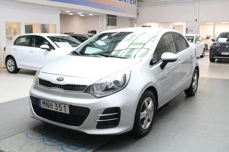 Grå Begagnad 2016 Kia Rio Halvkombi | 114 900 kr (Marknadspris) - Bild 1/4