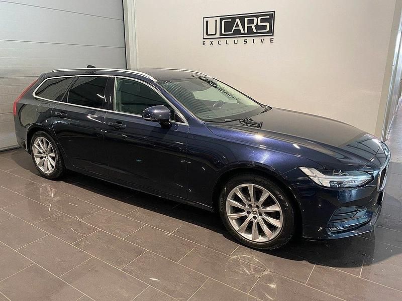 Mörkblå (blå metallic ) Begagnad 2018 Volvo V90 Momentum Kombi | 223 990 kr (Marknadspris) - Bild 1/4