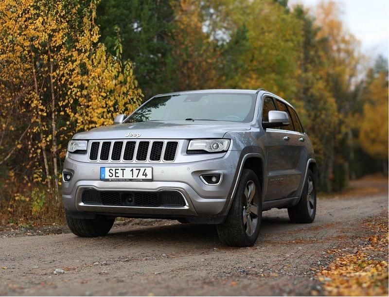 Grå Begagnad 2016 Jeep Grand Cherokee Overland SUV | 205 000 kr (Marknadspris) - Bild 1/4