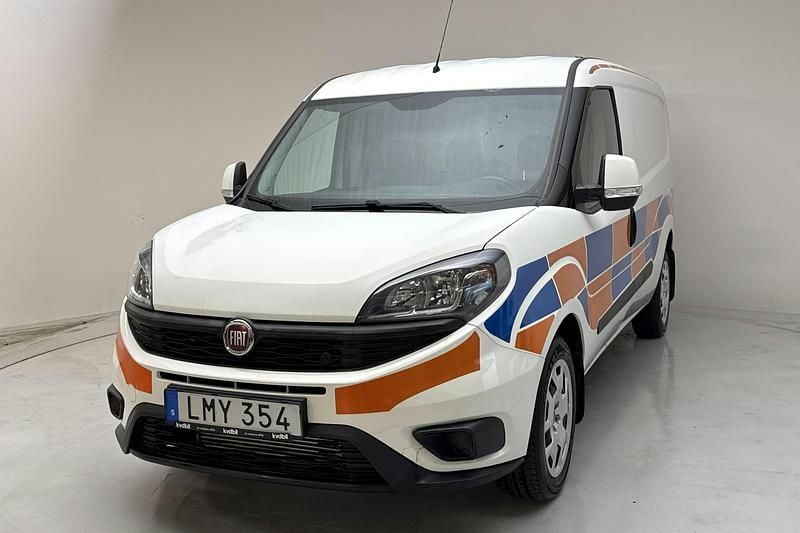 Vit Begagnad 2018 Fiat Doblò Minibuss | 79 000 kr (Marknadspris) - Bild 1/4