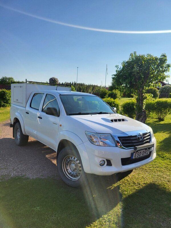 Vit Begagnad 2015 Toyota HiLux Pickup | 280 000 kr (Marknadspris) - Bild 1/1