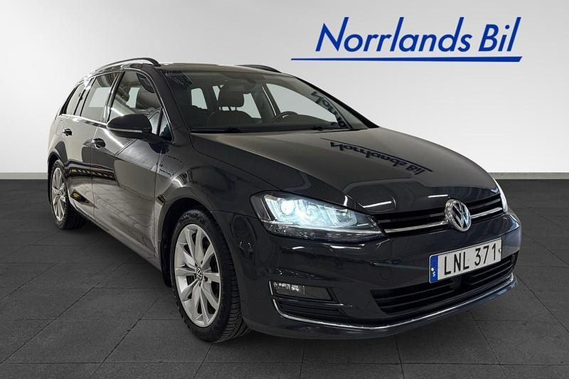 Mörkgrå (urano grey) Begagnad 2015 VW Golf VII Highline Sedan | 154 000 kr (Marknadspris) - Bild 1/4