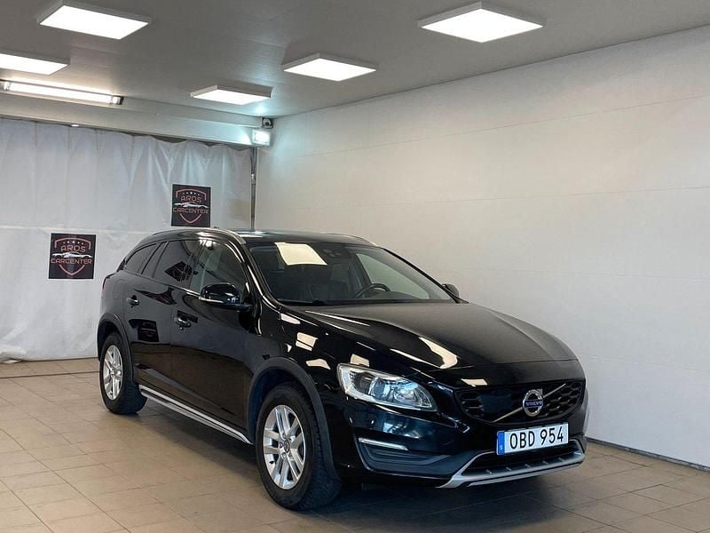 Svart Begagnad 2017 Volvo V60 CC Momentum Kombi | 119 900 kr (Marknadspris) - Bild 1/4