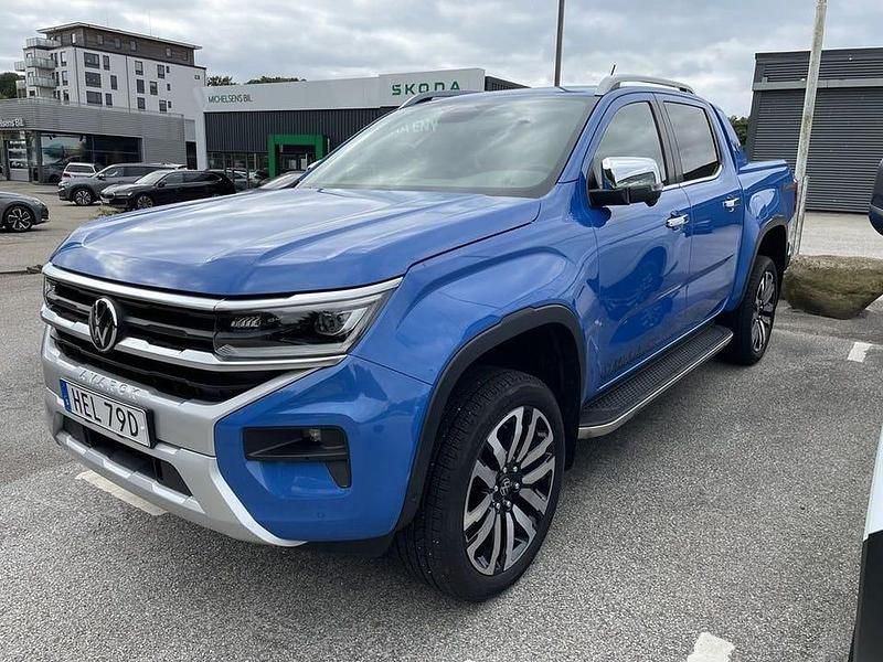 Mid blue metallic Begagnad 2024 VW Amarok Aventura Pickup | 699 900 kr (Marknadspris) - Bild 1/4