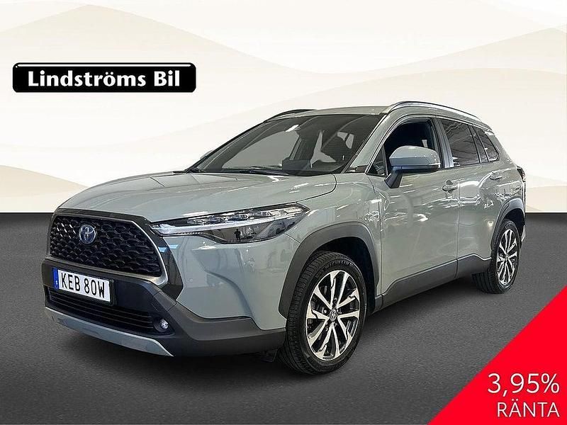 Grön Begagnad 2023 Toyota Corolla Cross SUV | 359 900 kr (Marknadspris) - Bild 1/3