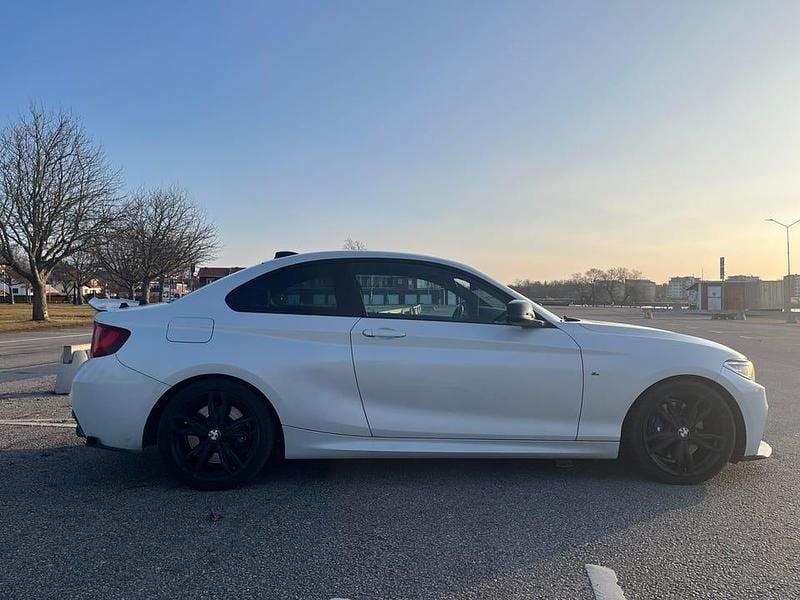 Begagnad BMW M235 326 HK (239 kW) 2014 Metallic vit Sportkupé