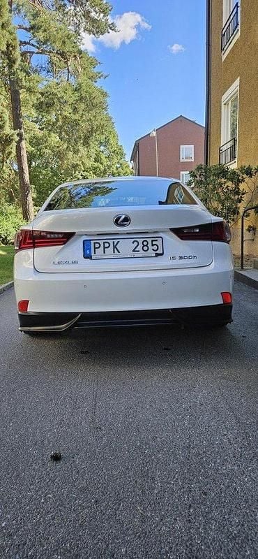 Vit Begagnad 2014 Lexus IS300h Executive Line Sedan | 155 000 kr (Marknadspris) - Bild 1/4