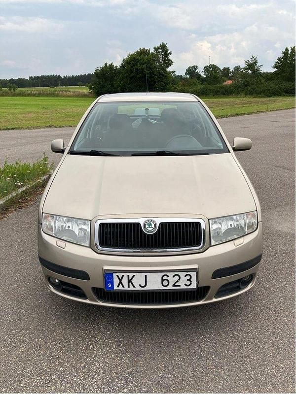 Brun Begagnad 2006 Skoda Fabia Halvkombi | 20 000 kr (Marknadspris) - Bild 1/4