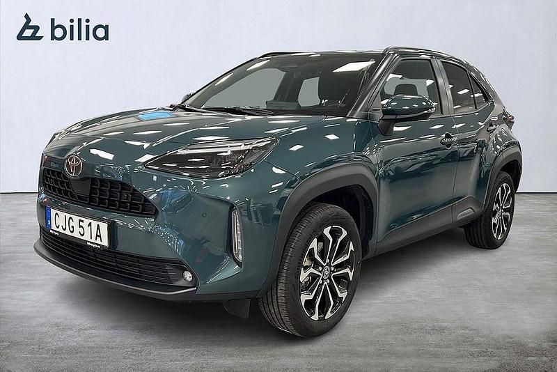 Grön Ny 2025 Toyota Yaris Cross Active SUV | 324 900 kr (Marknadspris) - Bild 1/3