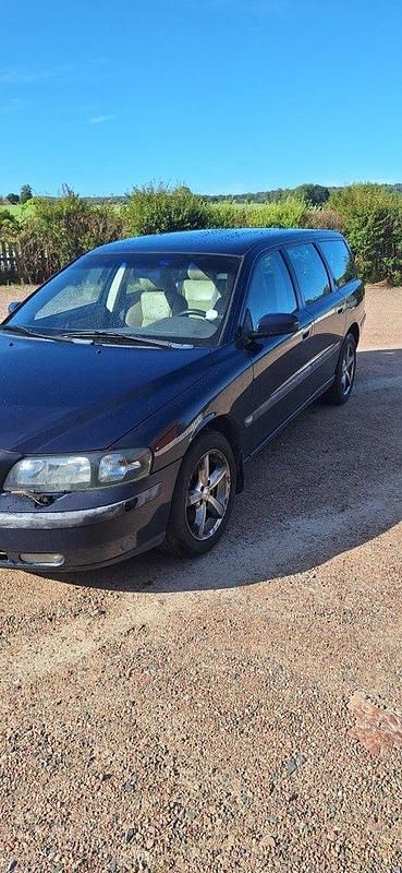 Blå Begagnad 2004 Volvo V70 Kombi | 25 000 kr (Marknadspris) - Bild 1/4