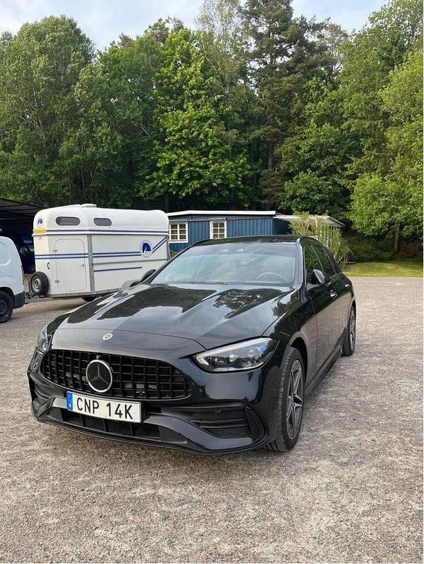 Svart Begagnad 2022 Mercedes C300e AMG line Kombi | 459 000 kr (Dyr) - Bild 1/4