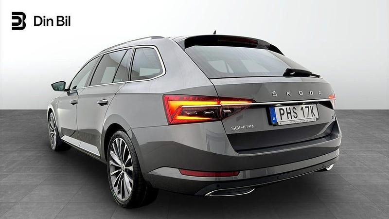 Begagnad Skoda Superb LAURIN & KLEMENT 156 HK (114 kW) 2022 Grå Kombi
