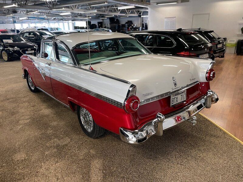 Begagnad Ford Fairlane 165 HK (121 kW) 1955 Röd Sedan