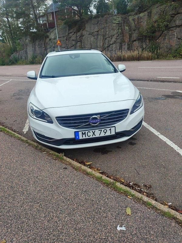 Vit Begagnad 2016 Volvo V60 Kombi | 114 000 kr (Bra pris) - Bild 1/4