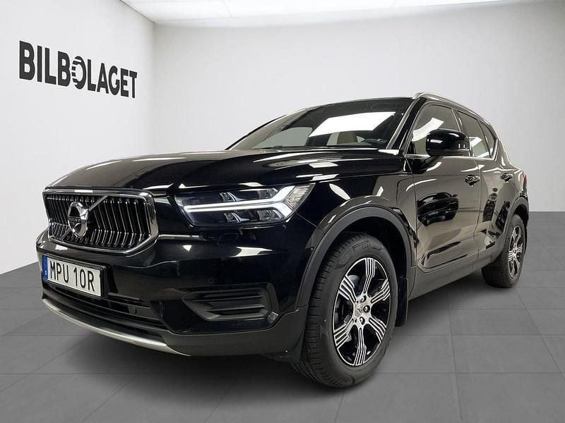 Svart Begagnad 2022 Volvo XC40 Inscription SUV | 369 800 kr (Marknadspris) - Bild 1/4