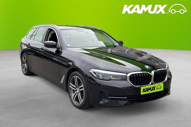 Svart Begagnad 2021 BMW 530e Sport Line Kombi | 264 900 kr (Superpris) - Bild 1/4